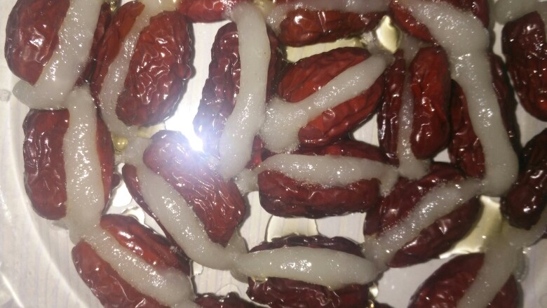 心太软,成型的心太软刷些蜂蜜味道更好,不喜欢太甜的可以不用刷蜂蜜