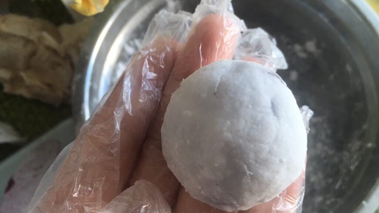 紫薯水晶汤圆,捏拢收口,搓圆整型
