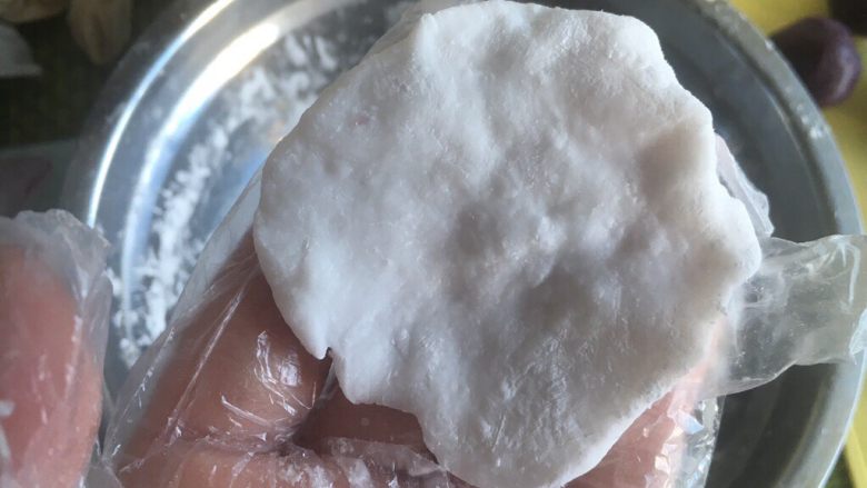 紫薯水晶汤圆,把木薯粉捏薄成圆形