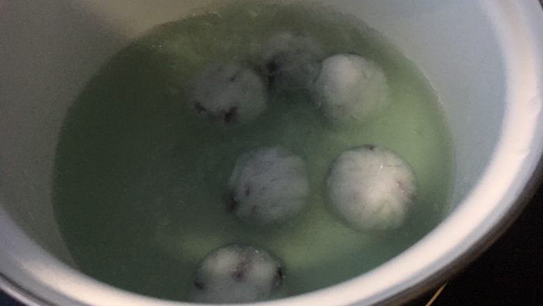 紫薯水晶汤圆,下入汤圆,浮起了再略煮一下关火焖两分钟即可