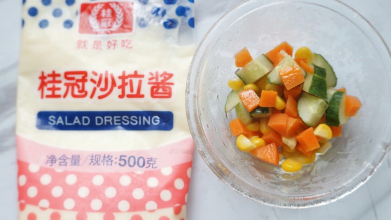土豆沙拉焗法棍,将甜玉米煮熟后取粒,并准备好沙拉酱。