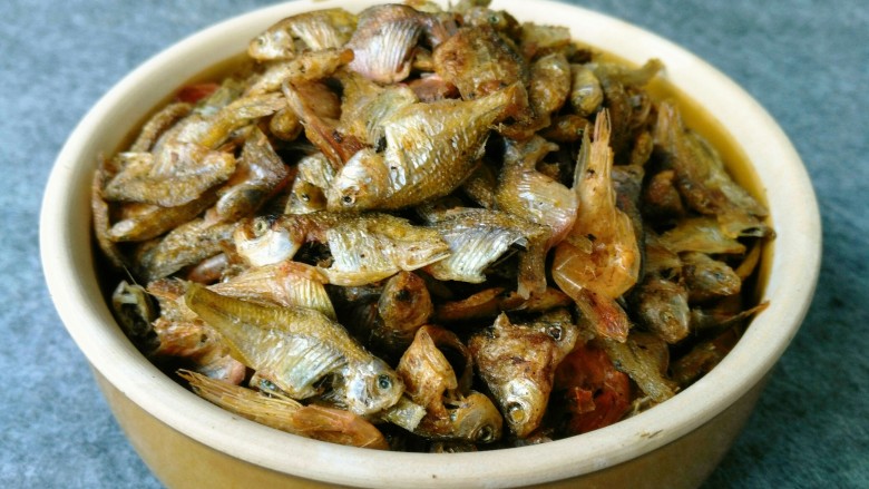湘菜~香辣火培鱼,准备食材:火培鱼。
做法:新鲜小鱼仔去内脏洗净,锅烧热,抹层油,把小鱼仔均匀的铺遍全锅,小鱼仔不要重叠放哦!开小火,慢慢烘至两面金黄,待完全冷却后,用保鲜袋装起放冰箱冷藏即可,吃的时候再拿出来。
