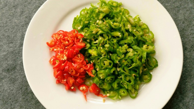 湘菜~香辣火培鱼,青椒、小米椒切圈。