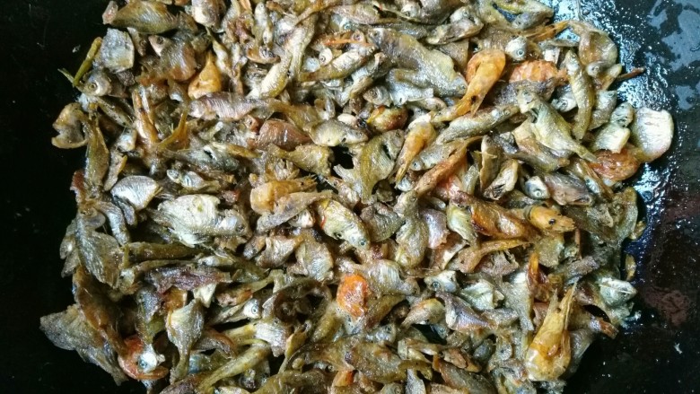 湘菜~香辣火培鱼,锅里放少许油,倒入火培鱼煸炒出香味,盛出。