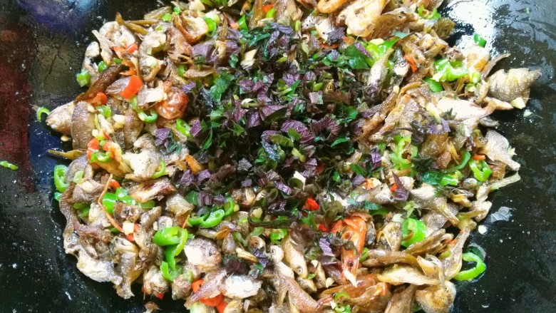 湘菜~香辣火培鱼,加入紫苏炒出香味。