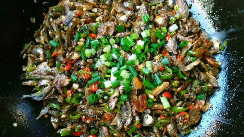 湘菜~香辣火培鱼,出锅前撒上葱花即可。