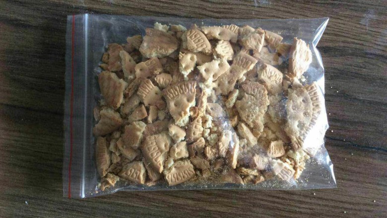 酸奶芝士,将消化饼干压碎。