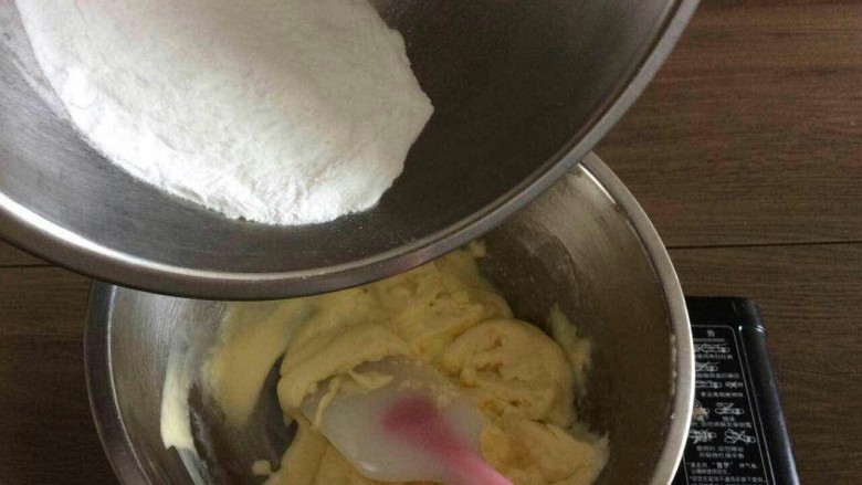 酸奶芝士,加入糖粉搅拌均匀