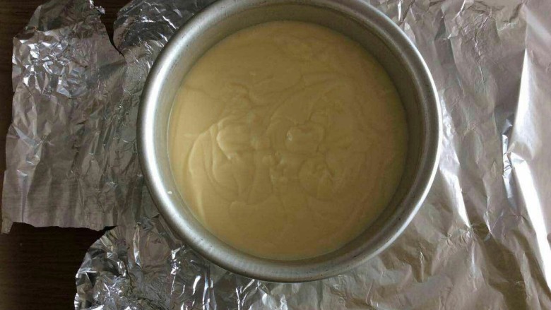 酸奶芝士,将制作好的芝士糊倒入模具中。底下用锡纸包围。