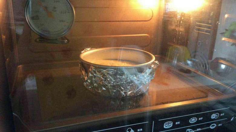 酸奶芝士,放入烤箱使用水浴法上下火150度烤一小时。