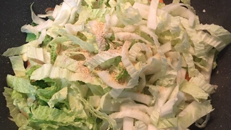 生炒花枝,接着放入白菜或高丽菜加一匙盐ㄧ起炒软,