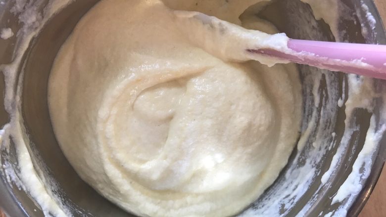 百香果蛋糕卷（充满热情的卷卷）,搅拌均匀，倒入铺好油纸的烤盘内，抹平（这一步忘记拍了），我用的烤盘是28*28的方盘。烤箱预热150度，烤20-25分钟，老规矩，按照各自烤箱脾气来哈。拿个牙签插进去没有粘连，就证明烤好了。