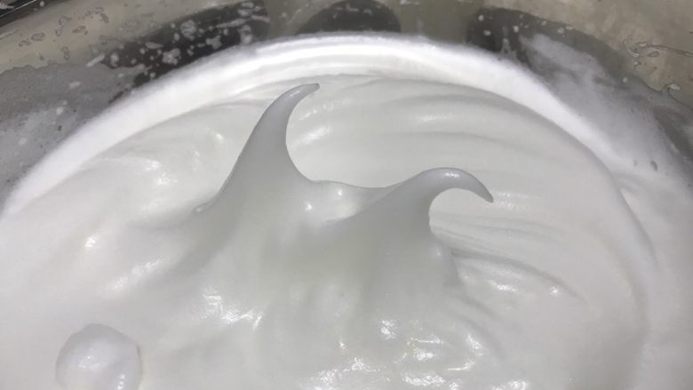 百香果蛋糕卷（充满热情的卷卷）,打到湿性发泡偏硬一点（就是提起打蛋器，弯钩能很扎实的固定，而不是很快压下去的状态）