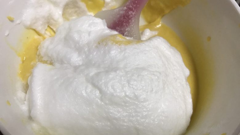 百香果蛋糕卷（充满热情的卷卷）,先挖一部分蛋白到蛋黄面糊里，拌匀