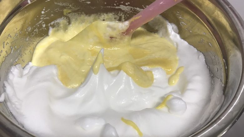 百香果蛋糕卷（充满热情的卷卷）,然后再倒进蛋白盆里，翻拌（把刮刀铲入盆底，再翻起），我感觉这个蛋白已经打得比较硬了，还是不容易消泡的