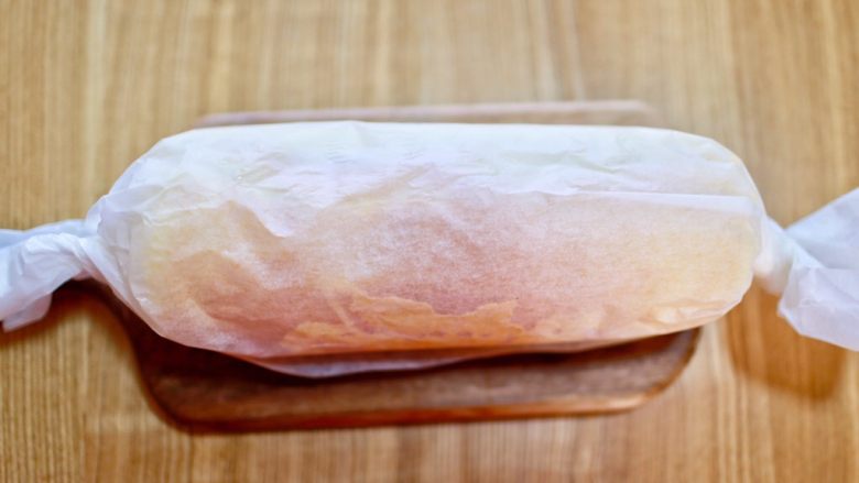 百香果蛋糕卷（充满热情的卷卷）,卷好后拧紧，入冰箱冷藏两小时