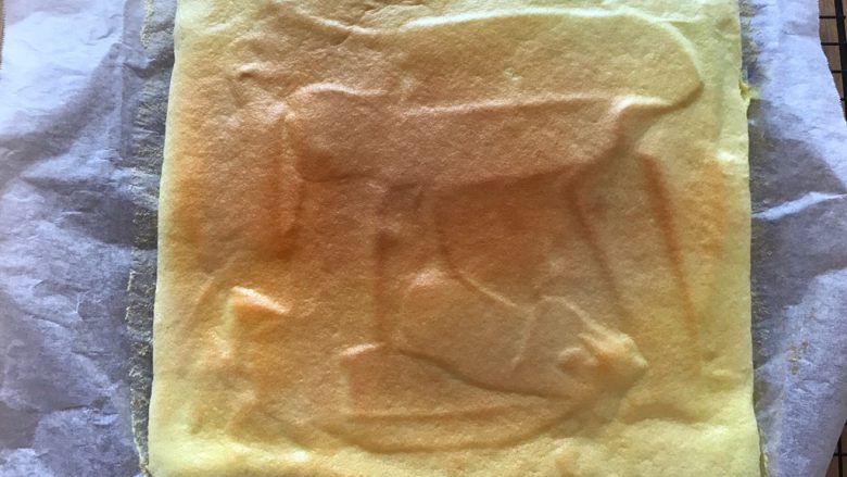 百香果蛋糕卷（充满热情的卷卷）,取出，乘热去除油纸，放晾架上晾凉。