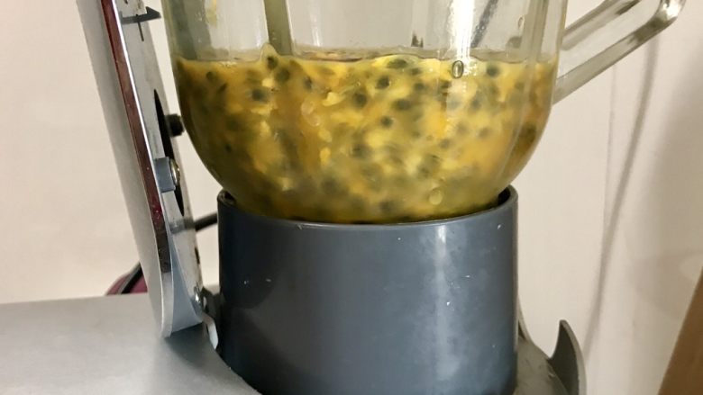 百香果蛋糕卷（充满热情的卷卷）,把果肉放在料理机里稍微打一下