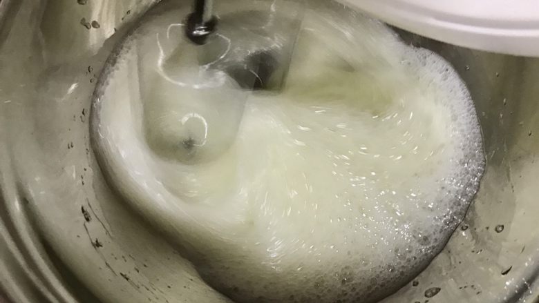 百香果蛋糕卷（充满热情的卷卷）,4颗蛋白加入几滴<a style='color:red;display:inline-block;' href='/shicai/ 919'>柠檬汁</a>，增加稳定性。50克细砂糖分3次加入，第一次加入时间为蛋白出粗粗的鱼眼泡泡。然后再加入第二三次。