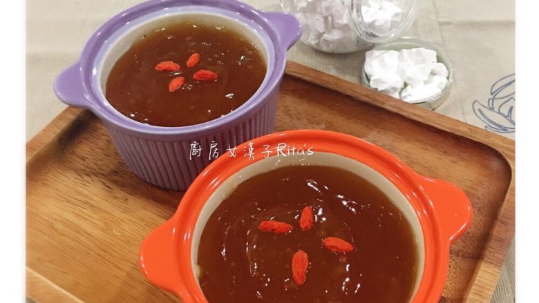 葛粉甜品,微波后取出,搅拌均匀,完成的葛粉糖水应该是浓稠透明带光泽的。(此次用了棕榈糖故颜色呈深琥珀色)
再装入容器中,摆上枸杞即可享用。