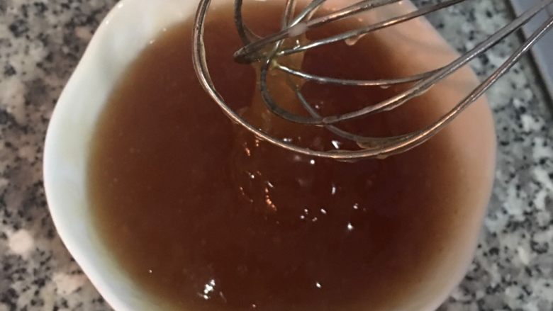 葛粉甜品,微波后取出,搅拌均匀,完成的葛粉糖水应该是浓稠透明带光泽的。(此次用了棕榈糖故颜色呈深琥珀色)
再装入容器中,摆上枸杞即可享用。
