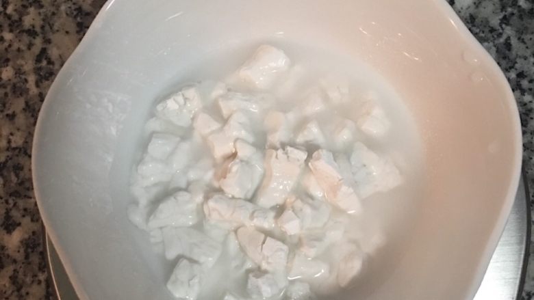 葛粉甜品,加入冷水,搅拌到完全溶化(纯的葛粉很快就可溶于水)。
