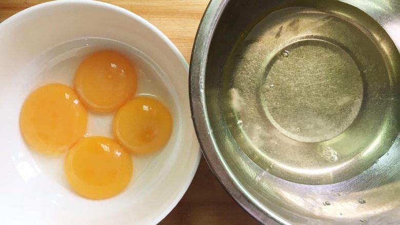 百香果蛋糕卷（充满热情的卷卷）,分离蛋清和蛋黄备用。