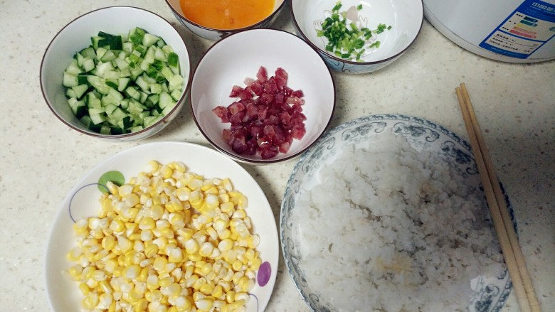 黄金腊肉蛋炒饭,先把所需要的材料都洗净，放在一旁准用