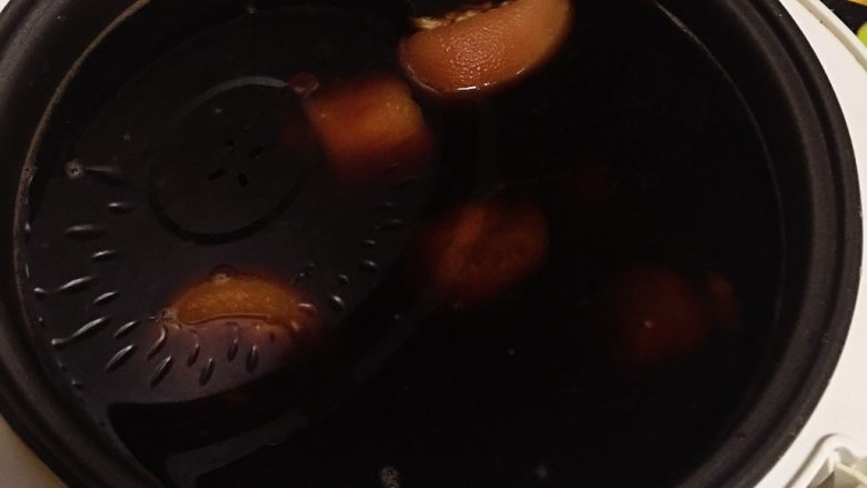 电饭锅卤猪脚,接着加水盖过猪脚,盖盖子煮45分钟。
