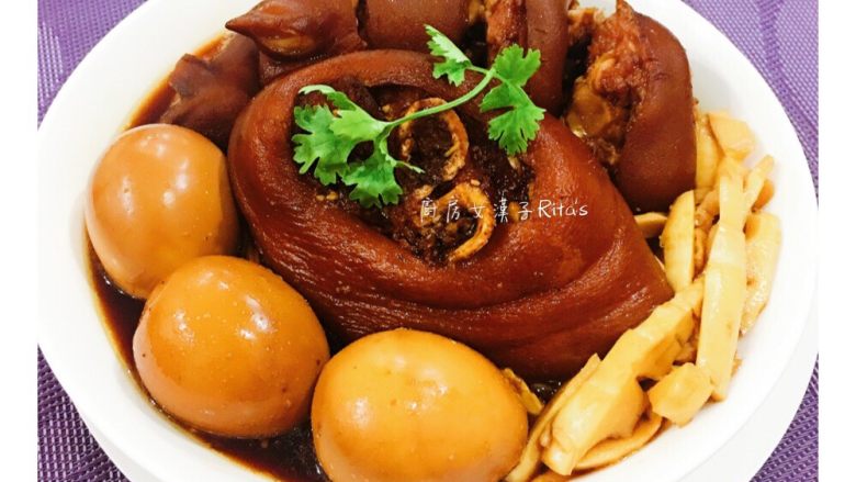 电饭锅卤猪脚,猪脚装盘时,直接将笋丝铺在下面,再摆上猪脚和卤蛋即可。