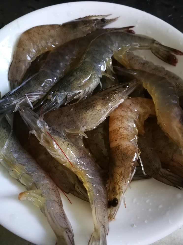 冬阴功汤,虾处理干净,剪须抽肠备用。