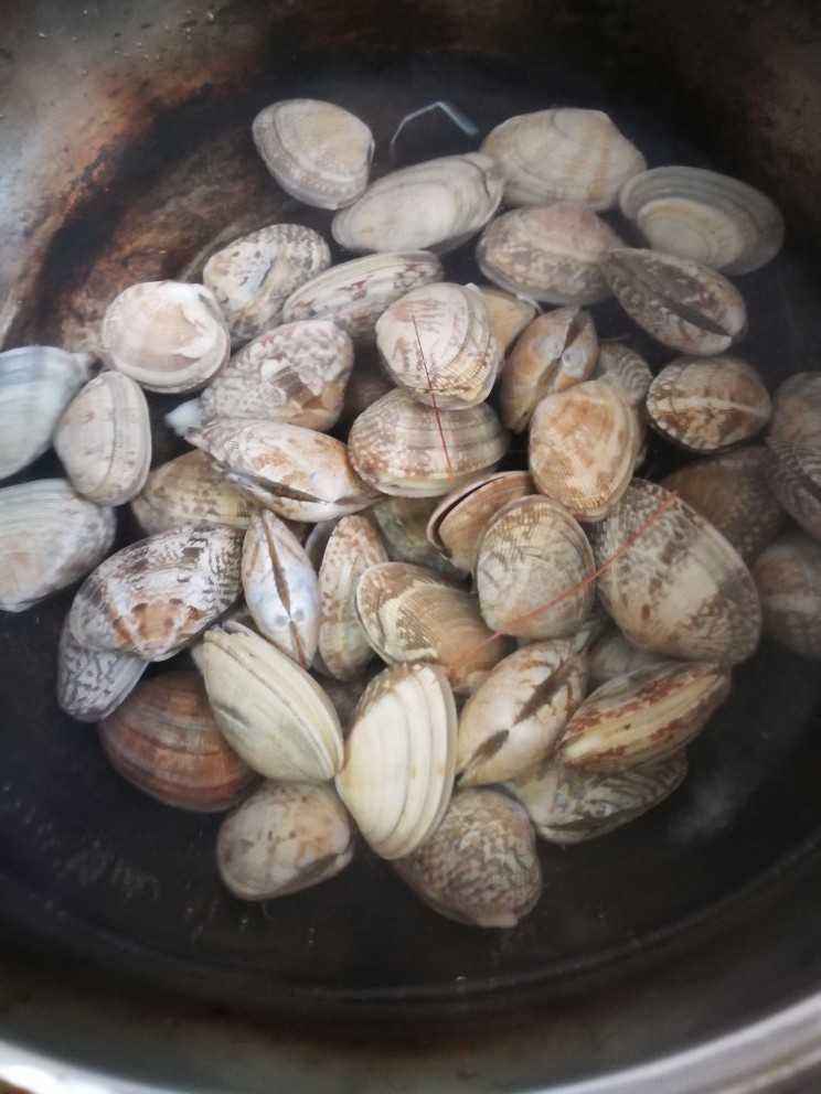 冬阴功汤,蛤蜊吐沙后洗净,锅里水开后下蛤蜊煮焯水。(可加少许<a style='color:red;display:inline-block;' href='/shicai/ 718'>料酒</a>去腥)