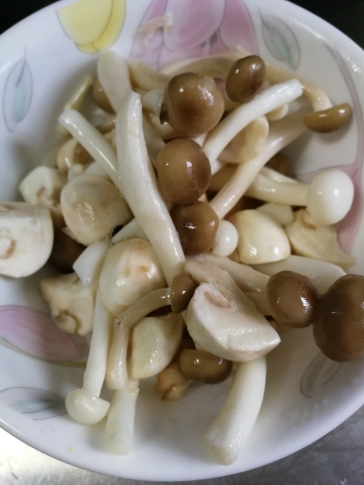 冬阴功汤,煸炒好的菌菇(因为没有买到草菇,我用了口蘑。白玉菇和蟹味菇),菌菇可随意,草菇口蘑最佳。