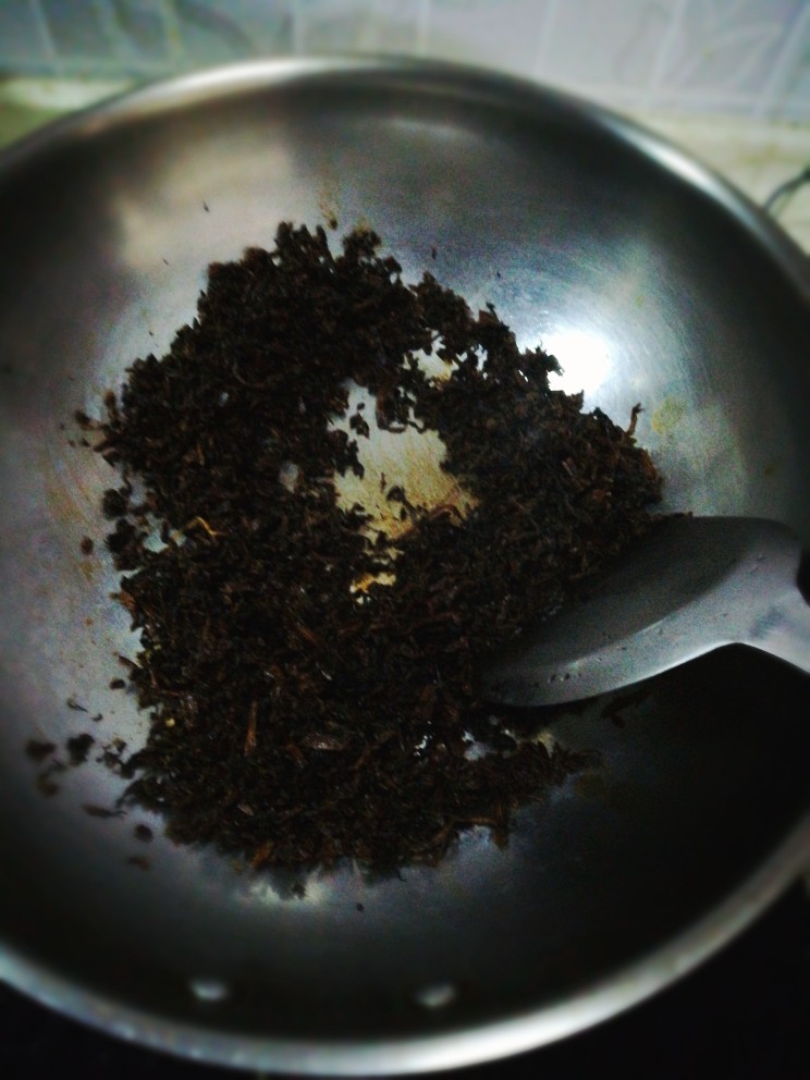 其貌不扬的梅菜五花肉,烧红锅,关小火,不要放油,将梅菜干入锅炒干炒香,要不断拌炒,以免糊锅,闻到香味没有水分后盛出锅。