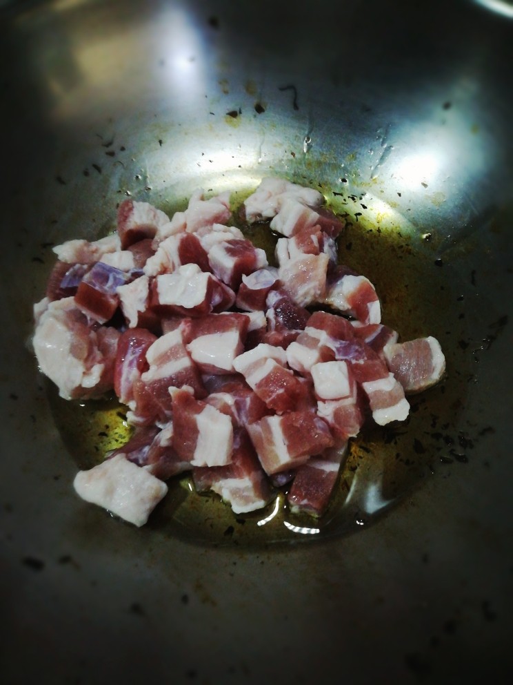 其貌不扬的梅菜五花肉,锅中加油,按平时炒菜的油量,一会五花肉煸炒的过程中还会析出一些油,梅菜干很吸油,多点油好吃些。