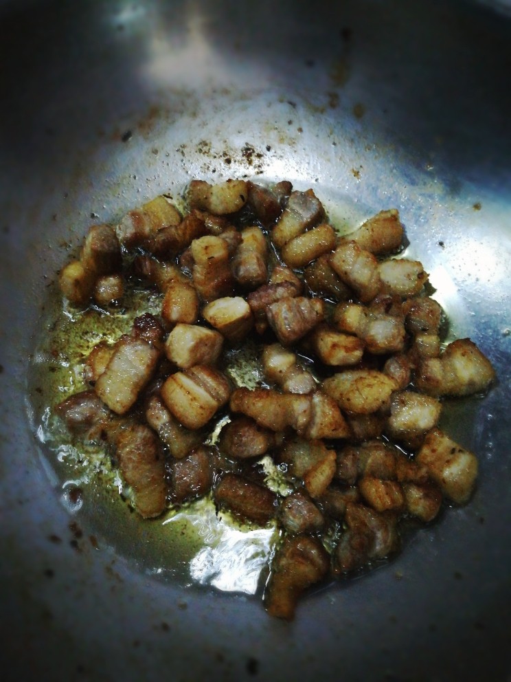 其貌不扬的梅菜五花肉,大火煎至五花肉无水分后，改小火继续煎至金黄，依次加入<a style='color:red;display:inline-block;' href='/shicai/ 718'>料酒</a>，<a style='color:red;display:inline-block;' href='/shicai/ 788'>生抽</a>，<a style='color:red;display:inline-block;' href='/shicai/ 762'>老抽</a>调味上色。