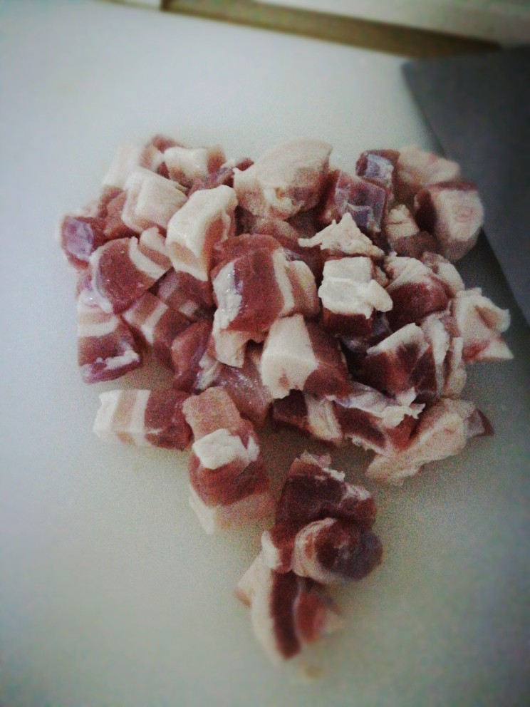 其貌不扬的梅菜五花肉,<a style='color:red;display:inline-block;' href='/shicai/ 428'>五花肉</a>洗净切成2㎝见方的小块