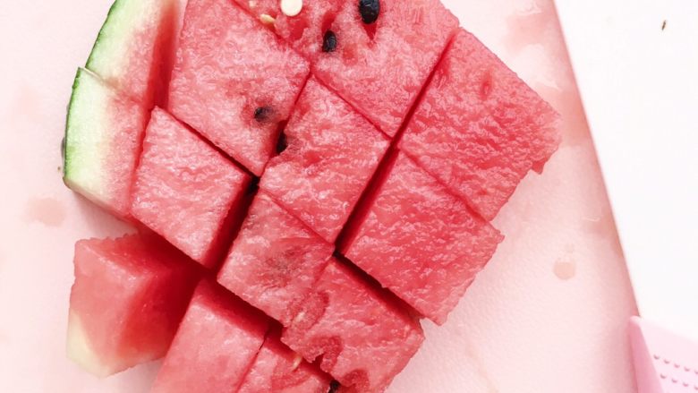 西瓜冰沙,食材处理:西瓜切小块