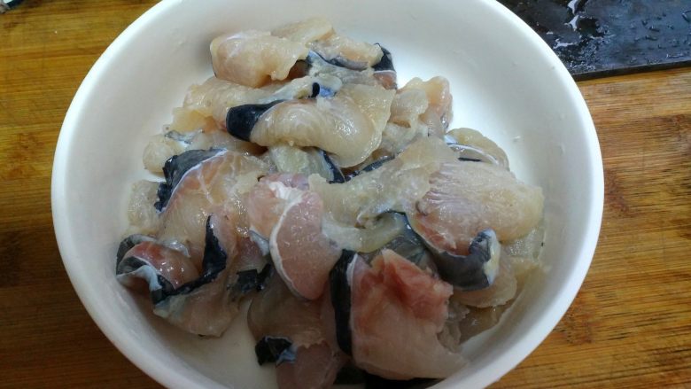 酸菜鱼,把鱼肉打成片状,加入一点盐。