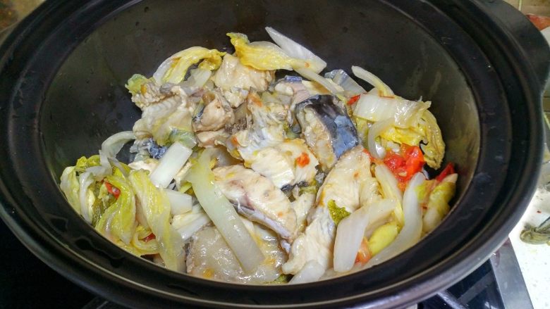 酸菜鱼,把砂锅放在天然气上,不用开火。