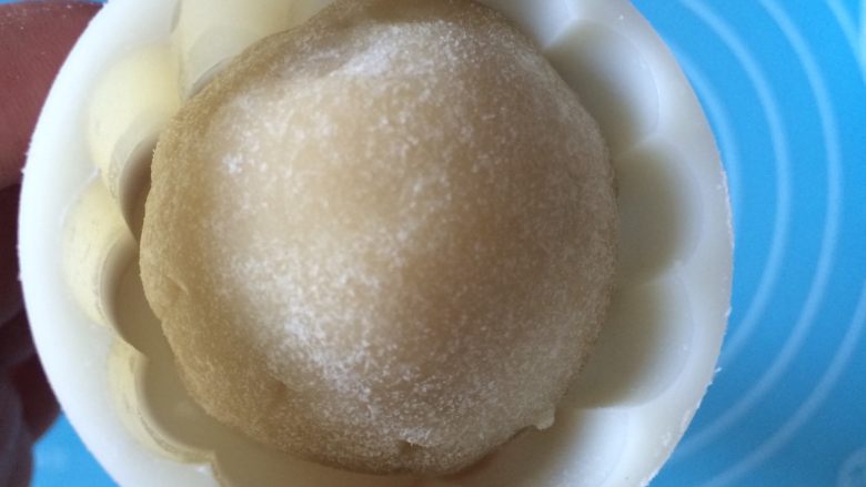 豆沙馅月饼,放入月饼模具中,压出月饼坯