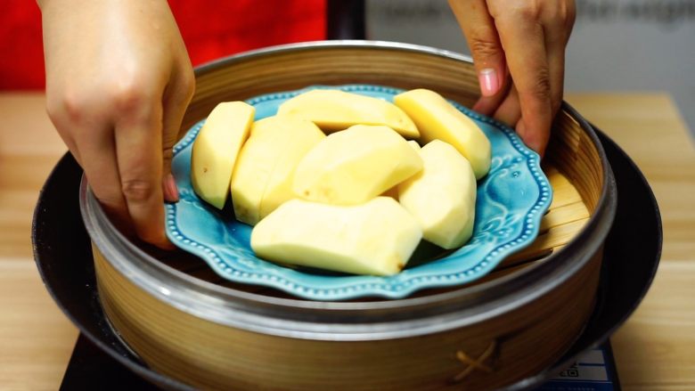 来份健康早餐，开始活力一整天——香煎培根土豆饼,放入盘子上笼蒸15-20分钟（根据土豆块的大小）