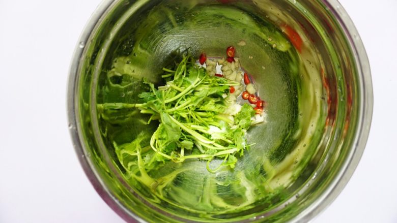 柠檬酸辣鸡爪,把<a style='color:red;display:inline-block;' href='/shicai/ 131'>香菜</a>清洗干净,切断放入。