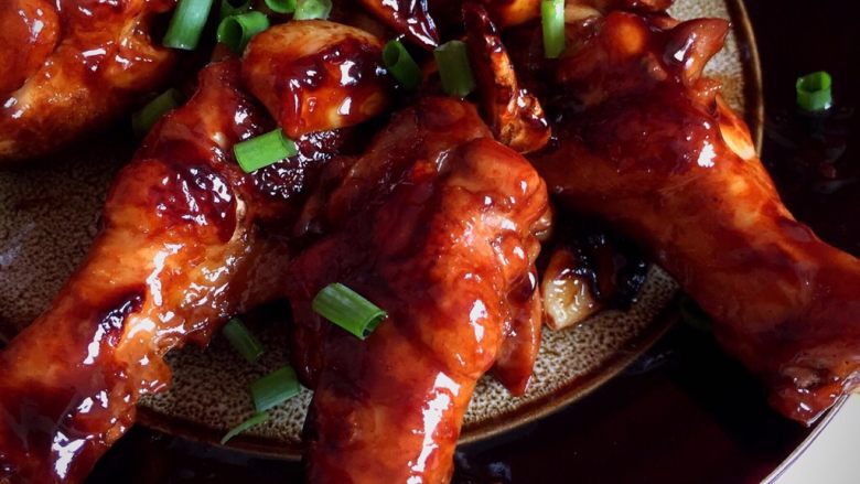 红烧小鸡腿🍗,把炒至金黄的鸡腿放入生姜片,蒜头翻炒片刻,加入料酒,生抽,蚝油,老抽一点上色,加入适量的开水➕葱结开中小火焖煮大约20分钟,等到汤汁变少稍微收一下汁,出锅前洒葱花点缀即可