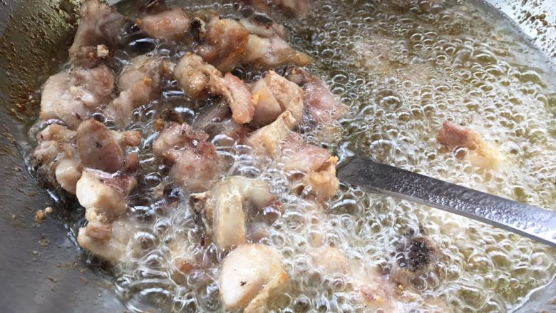 干煸鸡,锅中放油,烧热后放鸡肉炸至鸡肉变色