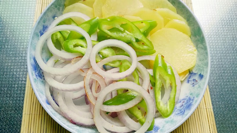 秘制烤牛肉披萨,煸去水份,略显金黄的蔬菜盛盘备用
