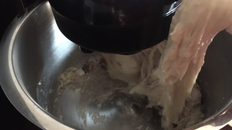 洛可可香蕉面包(水果种),种面团撕成小块一起放入搅拌