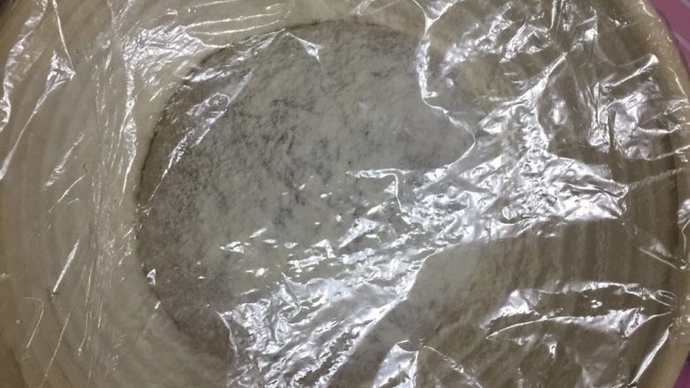 洛可可香蕉面包(水果种),盖上保鲜膜室温醒发40分钟