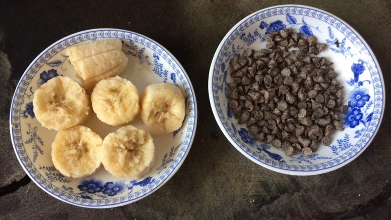 洛可可香蕉面包(水果种),将香蕉去皮掰成小块