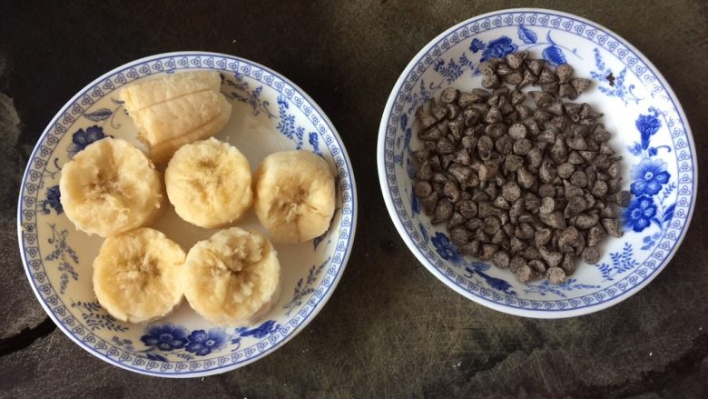 洛可可香蕉面包（水果种）,将香蕉去皮掰成小块